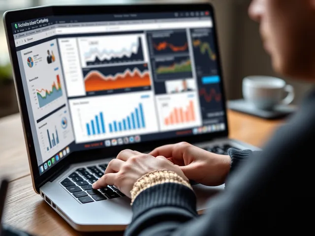 Persona creando contenido para marketing de tienda online